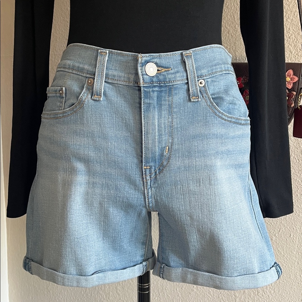 Levi's Women’s mid length shorts in Light Blue